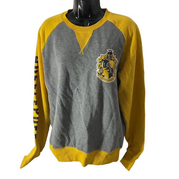 The Wizarding World Hufflepuff Gray Yellow Hogwarts Pullover Sweater Size Medium - Picture 1 of 8